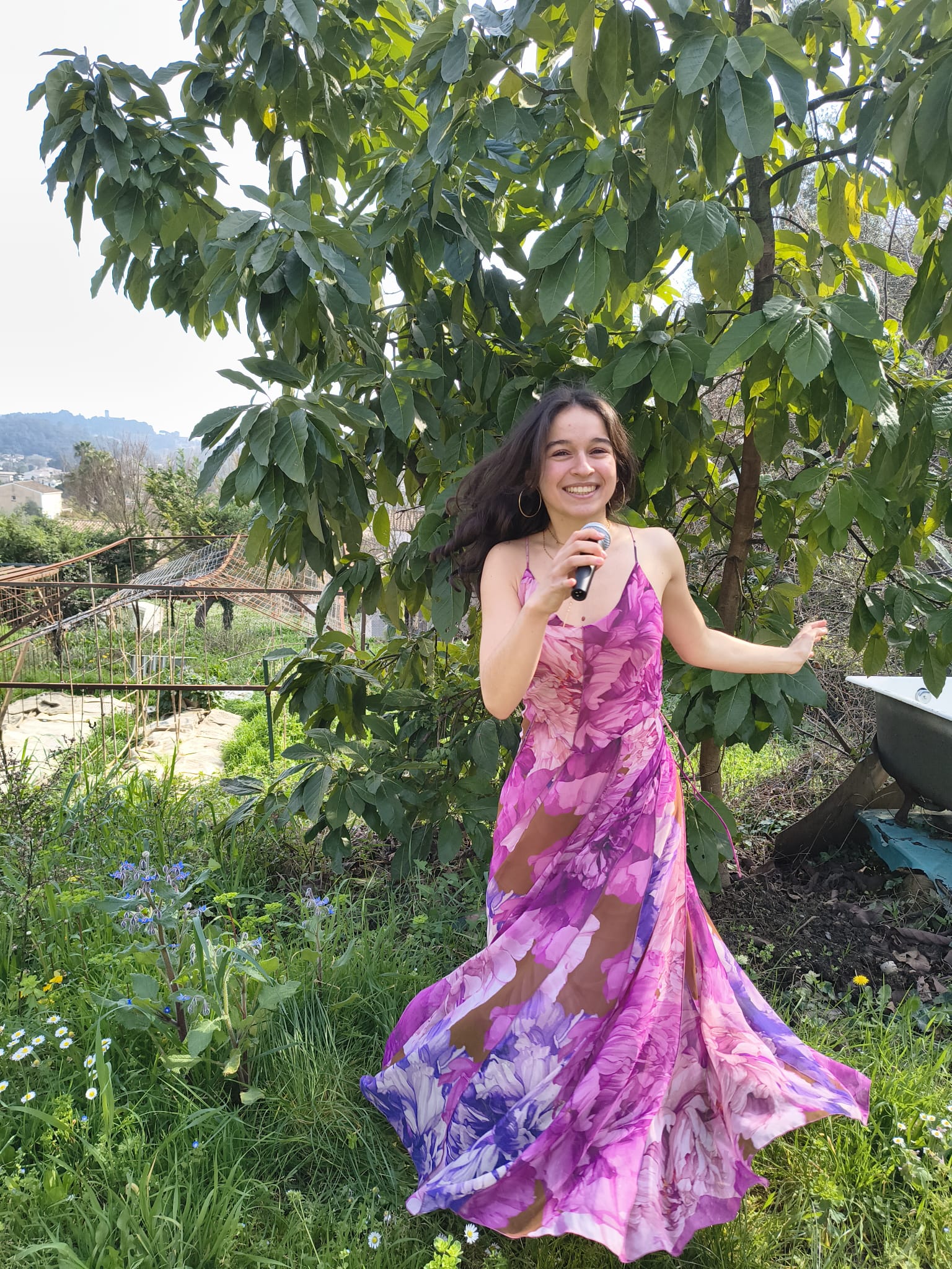 Margaux chantant en extérieur